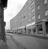Byggnummer.
 29 oktober 1959.
Bortre huset till höger Drottninggatan 33-37, det s.k. Båghuset.