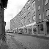 Byggnummer.
 29 oktober 1959.
Bortre huset till höger Drottninggatan 33-37, det s.k. Båghuset.