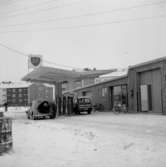 BP:s nya bensinmack med stjärnhusen i bakgrunden.
4 januari 1955.