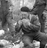 Skogshuggarlägger i Garphyttan. Bildsidan.
5 februari 1955
