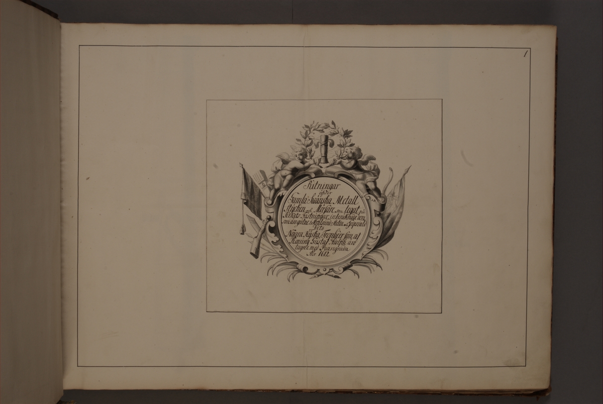 Kjell Hedberg, Kartusch till bokverk med avbildningar föreställande äldre svenska eldrör förvarade på fästningar samt eldrör erövrade åren 1598-1679, utförda av syskonen Anna Maria och Philip Jakob Thelott. Avser ritningar över gamla svenska metallstycken och mörsare som legat på rikets fästningar, inberäknade de…
