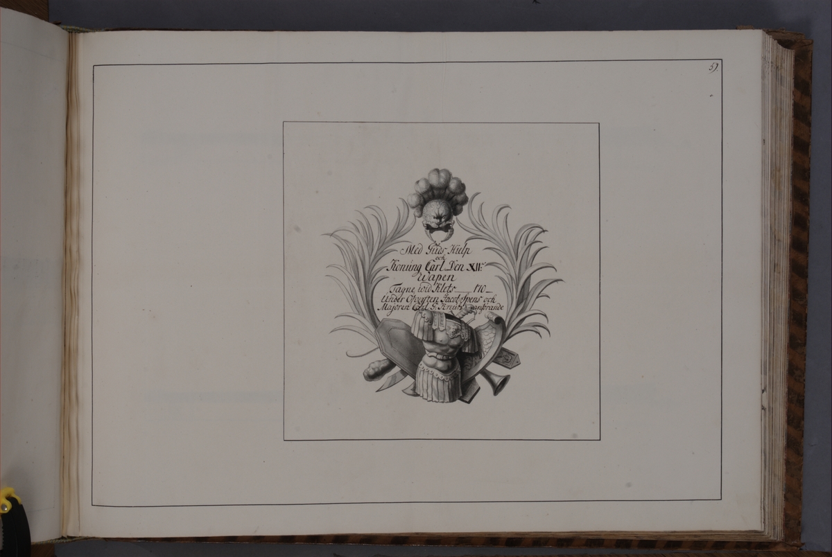 Kjell Hedberg, Kartusch till bokverk med avbildningar föreställande eldrör tagna som troféer av den svenska armén åren 1700-1702, utförda av syskonen Anna Maria och Philip Jakob Thelott. Avser troféer erövrade vid Klets 1700 under översten Jakob Spens och majoren Carl G. Kreutz anförande. Kartuschen troligen utfö…