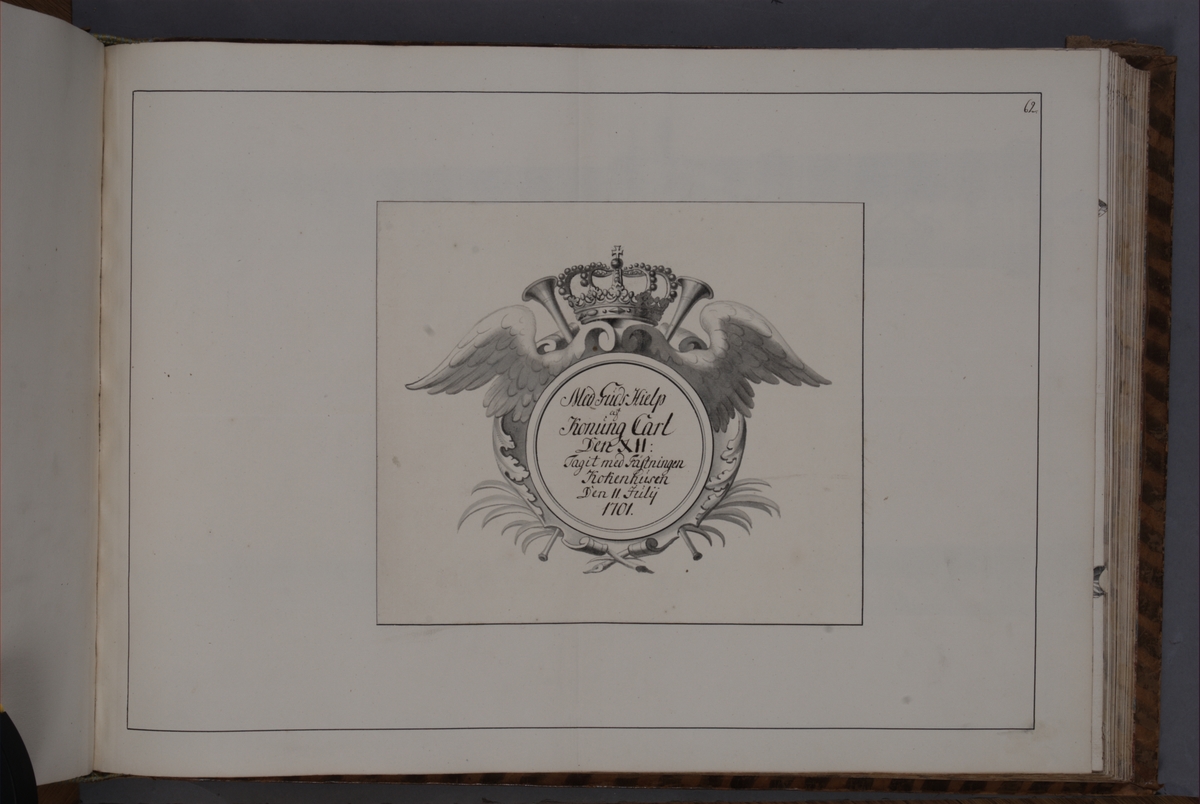 Kjell Hedberg, Kartusch till bokverk med avbildningar föreställande eldrör tagna som troféer av den svenska armén åren 1700-1702, utförda av syskonen Anna Maria och Philip Jakob Thelott. Avser troféer erövrade med fästningen Kokenhusen den 11 juli 1701. Kartuschen troligen utförd av Thomas Cunninghame 1746.
