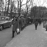 Karolinska karoliner. Så kallad gåsmarsch vid Kanslibron i samband med studentskrivning.

10 mars 1955