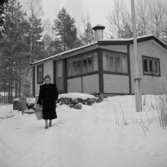 Familj bor i sommarstuga.
14 januari 1955