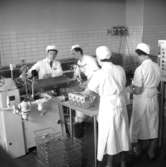 Mejeriföreningen gör glass.
12 maj 1955