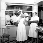 Reportage från Restaurangskolan.
18 maj 1955
