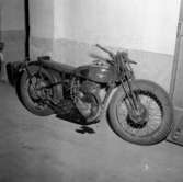 Motorcykel vid polisstationen.
27 maj 1955