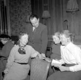 Kvinnomöte på restaurang Stortorget.
1 december (1954 ?).