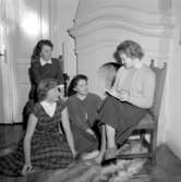 Skolflickor är barnvakter.
1 december (1954 ?).