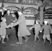Julmarknad på Hamnplan.
11 december 1954.