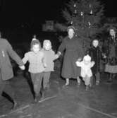 Julmarknad på Hamnplan.
11 december 1954.