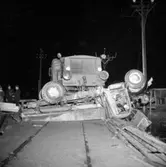 Lastbil - lokomtor krockar vid Änggatan 60.
18 december 1954.