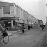 Nya affärscentrum i Baronbackarna, Hjalmar Bergmans väg 50.

November 1956
