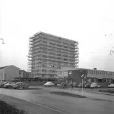 Stiftelsen hyresbostäder (specialnummer).
 8 november 1957
Hjalmar Bergmans väg 50-52.
Revyartisten Ragge Perssons tobaksaffär, Hjalmar Bergmans väg 50.