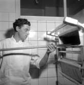 Tre nya affärer på väster i Örebro, hårfrisörsalong, urmakeriaffär, bageri.
Juli 1956