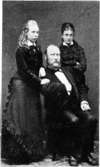 Kata Dalström med händerna på sin man ingenjör Gustaf Dalström. Med på bilden är Katas kusin Polly Carlsvärd till höger. Bilden är tagen 1878.