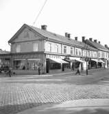 Örebro, Drottninggatan 27, Kvarter 18.
Tvåvånings bostadshus med affär i gatuplanet.