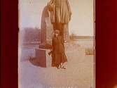 Stockholm, våren 1921.Margit Palmaer vid Wennerbergsstatyn.