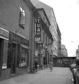 Örebro, Storgatan 7.
Byggnad, bostadshus och affär på bottenvåning (kafé, bageri).