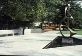 Stadsparkens entré, skulpturen heter Resonans.
Gjord av Arne Jones.