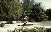 Stadsparkens entré, skulpturen heter Resonans.
Gjord av Arne Jones.