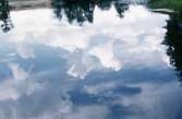 Spegelbild av moln i Svartån.