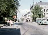 Drottninggatan vid Stortorget, buss vid hållplatsen.