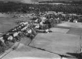 Flygfoto över  Vretstorp.
Bilden tagen för vykort.
Förlag: E. Skagerlind, Pappershandeln.