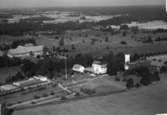 Flygfoto över Götarsviks gård.
Bilden tagen för vykort.
Förlag: Henrik Anderssons Eftr., Lillkyrka.