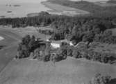 Flygfoto över Skävesund, bostadshus och ekonomibyggnad.