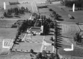 Flygfoto över Glanshammar kyrka.
Bilden tagen för vykort.