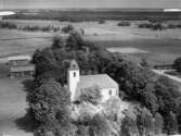 Flygfoto över Lännäs kyrka.
Bilden tagen för vykort.