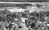 Flygfoto över Bystads Herrgård, tvåvånings herrgårdsbyggnad.
Bilden tagen för vykort.
