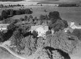 Flygfoto över Vrana gård, bostadshus och ekonomibyggnader.