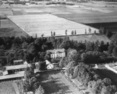 Flygfoto över Nynäs Säteri, Sköllersta.
Bilden tagen för vykort.
Förlag: Carl Sjöblom, Ekeby.