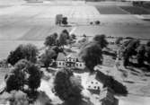 Flygfoto över Falkenå Säteri, Kräcklinge.
Bilden tagen för vykort.