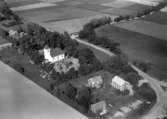 Flygfoto över Lännäs kyrka.
Bilden tagen för vykort.