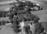 Flygfoto över Edsberg, kyrkan och bostadshus.