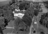 Flygfoto över Skyllbergs Herrgård, tvåvånings herrgårdsbyggnad.
Bilden tagen för vykort.