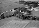 Flygfoto över Täby, kyrkan och bostadshus.