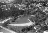 Flygfoto över Kumlasjön, Kumla.
Bilden tagen för vykort.
Förlag: A. Dohlwitz Bokhandel, Kumla.