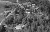 Flygfoto över Axbergs kyrka, bostadshus.
Bilden tagen för vykort.
