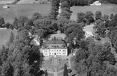 Flygfoto över Esplunda Herrgård, tvåvånings herrgårdsbyggnad.
Bilden tagen för vykort.