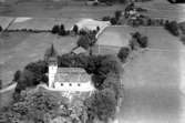 Flygfoto över Hackvads kyrka.