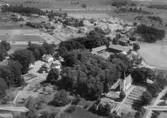 Flygfoto över Norrbyås, kyrkan och bostadshus.
Bilden tagen för vykort.