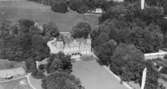 Flygfoto över Boo Slott, tvåvånings slottsbyggnad.
Bilden tagen för vykort.