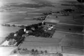 Flygfoto över Knista. Knista kyrka och bostadshus.
(Förlag: E & M. Kjell, Fjugesta)