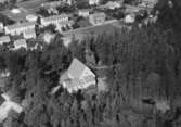 Flygfoto över Pålsboda, kyrkan och bostadshus.