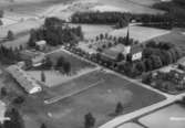 Flygfoto över Glanshammar, kyrkan och bostadshus.
Bilden tagen för vykort.